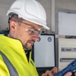 Controlador de nível industrial: função, tipos e aplicações em processos produtivos