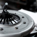 Motor síncrono vs. assíncrono: qual funciona com inversor de frequência?