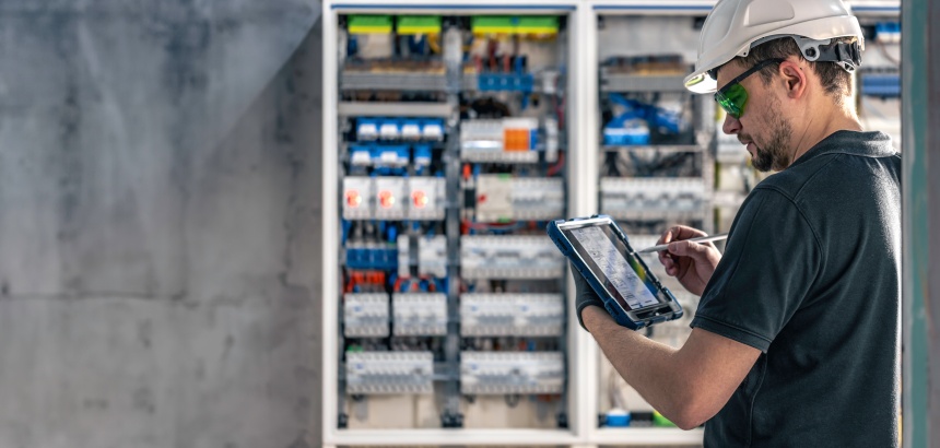 técnico analisando painel de automação industrial com sistema de atuador pneumático ou elétrico