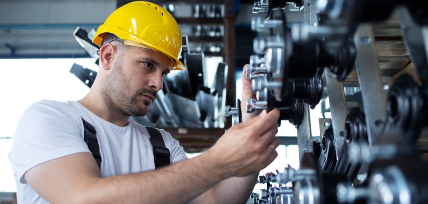 técnico realizando manutenção em válvula industrial para evitar falhas no sistema