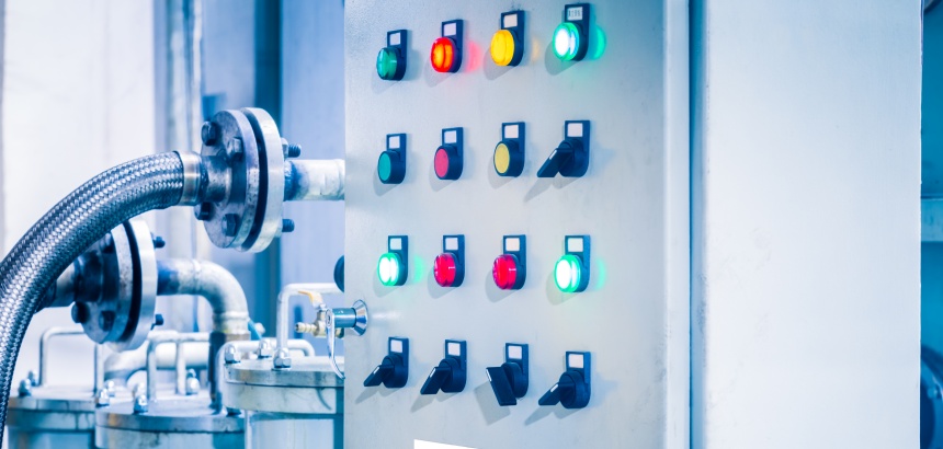 Painel de controle industrial com indicadores utilizado em sistemas automatizados.